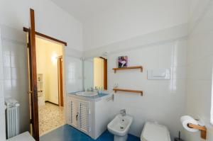 Kúpeľňa v ubytovaní JOIVY Family Flat with 3 Balconies, 10 Min to Beach