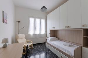 Posteľ alebo postele v izbe v ubytovaní JOIVY Family Flat with 3 Balconies, 10 Min to Beach
