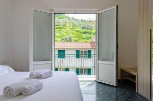 Posteľ alebo postele v izbe v ubytovaní JOIVY Family Flat with 3 Balconies, 10 Min to Beach
