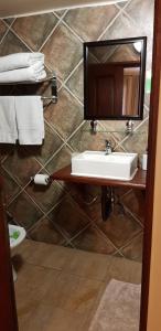馬普托的住宿－1109賓館，浴室设有水槽和墙上的镜子