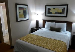 een hotelkamer met een bed en een lamp bij Waterfront Hotel and Marina in Johnsburg