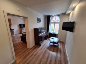 Televízia a/alebo spoločenská miestnosť v ubytovaní Main Square Apartments