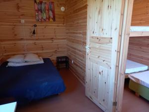 a room with a bed in a log cabin at Motel Saunapunkt in Laagri