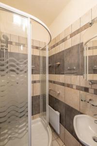 ein Badezimmer mit Dusche und Waschbecken in der Unterkunft Sunrise 1BDRM View Apartment NDK Congress Centre in Sofia