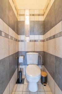 een badkamer met een wit toilet in een kamer bij Sunrise City View Apt / NDK in Sofia