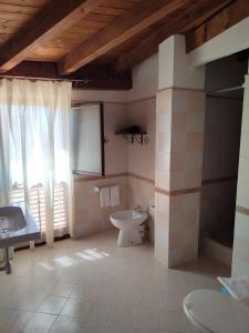 Et badeværelse på Appartamenti La Risacca