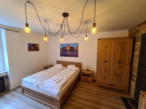 Posteľ alebo postele v izbe v ubytovaní Main Square Apartments