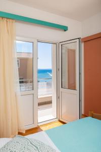 una camera da letto con porte scorrevoli in vetro e vista sull'oceano di Terra Beach Apartment a Duće
