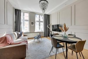 a living room with a couch and a table at Downtown Apartments Old Town Ogarna IV in Gdańsk