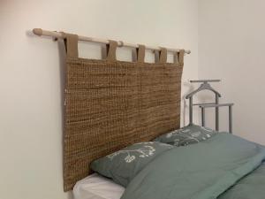 Un pat sau paturi într-o cameră la Maison de village au pied des dentelles de Montmirail