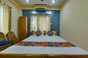 מיטה או מיטות בחדר ב-FabExpress Sai City Inn