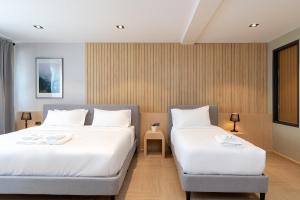A bed or beds in a room at โรงแรมอินฟินิทเกษตร