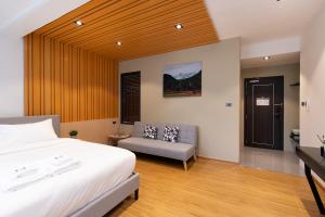 A bed or beds in a room at โรงแรมอินฟินิทเกษตร