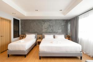 A bed or beds in a room at โรงแรมอินฟินิทเกษตร