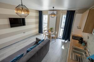 Un televizor și/sau centru de divertisment la Mamaia Nord Nest Deluxe - pool n playground