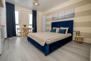 Un pat sau paturi într-o cameră la Mamaia Nord Nest Deluxe - pool n playground