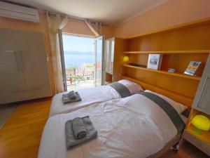 En eller flere senge i et værelse på Apartments Sams