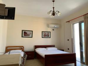 Postel nebo postele na pokoji v ubytování The First Hotel Saranda