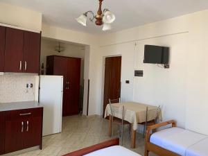 Kuchyň nebo kuchyňský kout v ubytování The First Hotel Saranda