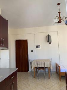 Kuchyň nebo kuchyňský kout v ubytování The First Hotel Saranda