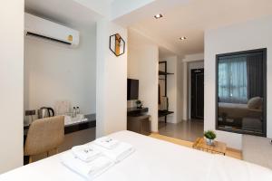 A bed or beds in a room at โรงแรมอินฟินิทเกษตร