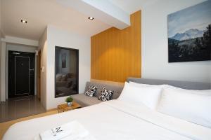 A bed or beds in a room at โรงแรมอินฟินิทเกษตร