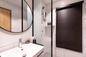 A bathroom at โรงแรมอินฟินิทเกษตร