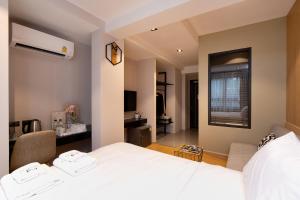 A bed or beds in a room at โรงแรมอินฟินิทเกษตร