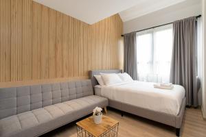 A bed or beds in a room at โรงแรมอินฟินิทเกษตร