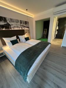 Ein Bett oder Betten in einem Zimmer der Unterkunft Landhotel Burg im Spreewald