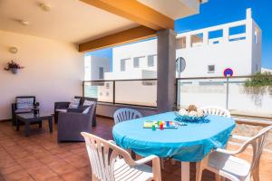 ein Esszimmer mit einem Tisch und Stühlen sowie einem Balkon in der Unterkunft Casa Voramar Son Serra Beach in Son Serra de Marina