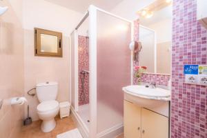 ein kleines Badezimmer mit Toilette und Waschbecken in der Unterkunft Casa Voramar Son Serra Beach in Son Serra de Marina + 20 Fotos