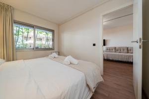 A bed or beds in a room at Apartamentos Salou - 111
