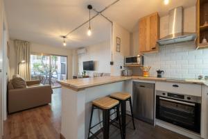 A kitchen or kitchenette at Apartamentos Salou - 111