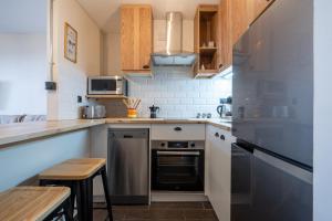 A kitchen or kitchenette at Apartamentos Salou - 111