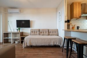 A kitchen or kitchenette at Apartamentos Salou - 111