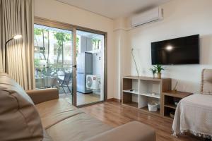 uma sala de estar com um sofá e uma televisão em Apartamentos Salou - 111 em Salou