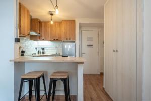 A kitchen or kitchenette at Apartamentos Salou - 111