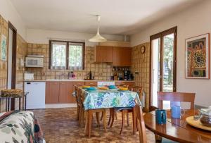 Η κουζίνα ή μικρή κουζίνα στο MAISON CHARLOTTE - Vue lac et à 5min des plages! +26 φωτογραφίες