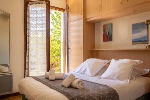 Säng eller sängar i ett rum på MAISON CHARLOTTE - Vue lac et à 5min des plages!