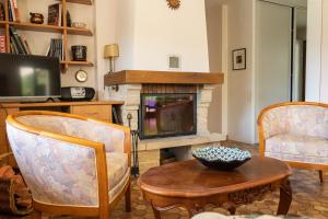 Μια τηλεόραση ή/και κέντρο ψυχαγωγίας στο MAISON CHARLOTTE - Vue lac et à 5min des plages!