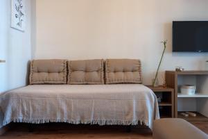 サロウにあるApartamentos Salou - 112のリビングルーム(ソファ、壁掛けテレビ付) +14枚の写真