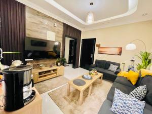 艾卜哈تل النسيم Hill Breeze دخـول ذاتي的客厅里有一张沙发和一张桌子。