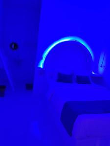 um quarto azul com uma cama com uma luz azul em Casa di Stella em Ngurblut