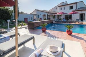 une maison avec une piscine et une maison avec une terrasse dans l'établissement Gîtes La Catalane, à Théza