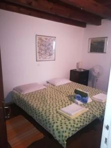 een slaapkamer met een bed met een groene sprei bij Summer House Silvija in Zaton