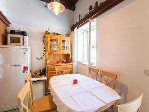 een kleine keuken met een tafel en een koelkast bij Summer House Silvija in Zaton