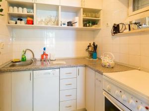 een keuken met witte kasten en een wastafel bij Summer House Silvija in Zaton
