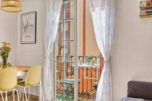 Ein Sitzbereich in der Unterkunft Bright & Breezy MERCED