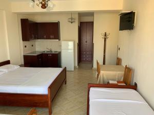Postel nebo postele na pokoji v ubytování The First Hotel Saranda